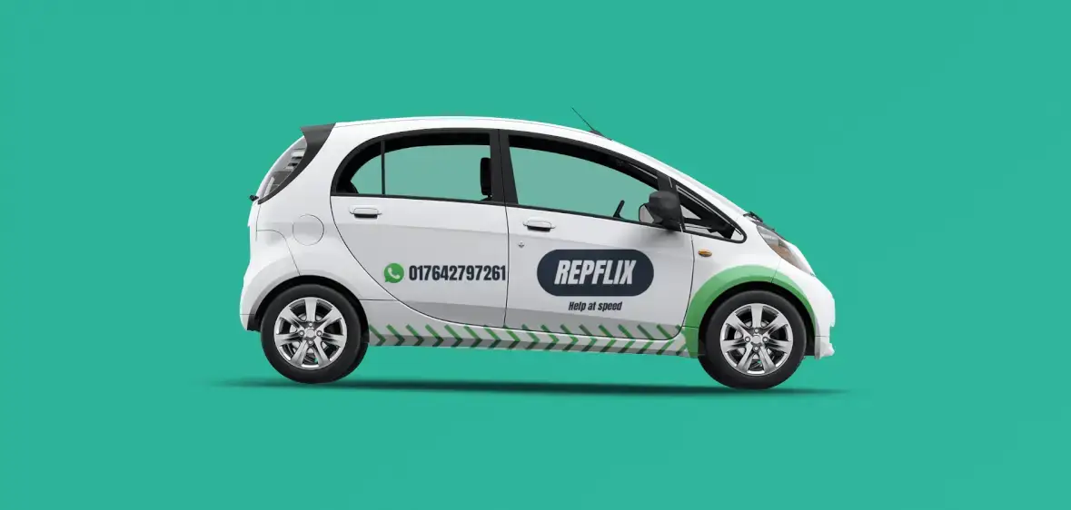 Kompaktauto mit vollständiger Autofolierung als Metapher für KI-Integration in KMUs